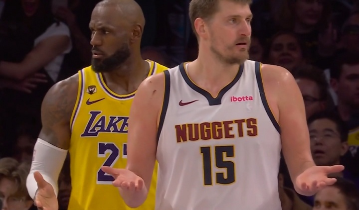 开云体育官网-一时瑜亮！约基奇与詹姆斯两人同时摊手 表达对判罚的不满！